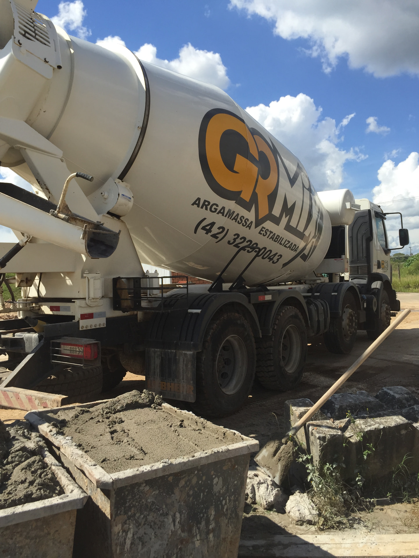 Caminhão betoneira GRMIX de argamassa estabilizada em obra